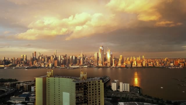 Luftbild-dramatischen-Abend-in-New-York-City-Serie-4k