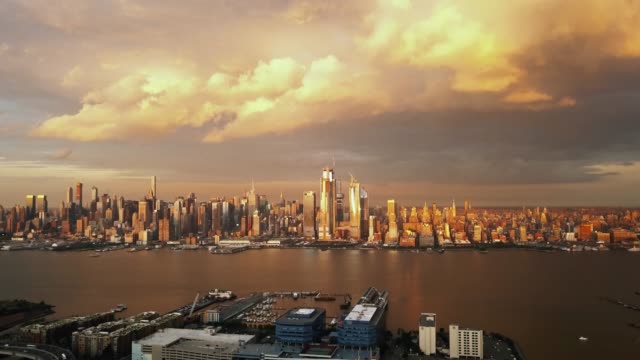 Luftbild-dramatischen-Abend-in-New-York-City-Serie-4k