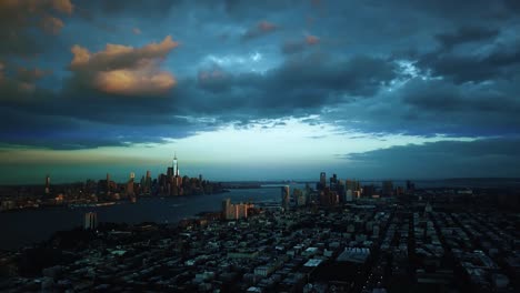 Luftbild-dramatischen-Nacht-Abend-in-New-York-City-4k