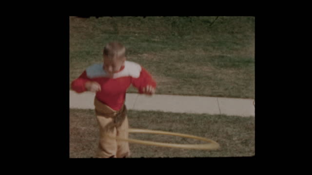 1956-Young-Boy-im-Fußball-einheitliche-macht-Hula-Hoop