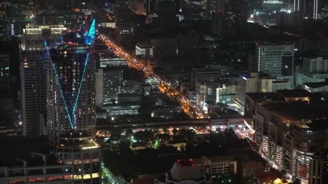 vista-superior-de-un-paisaje-urbano-en-la-noche.-Una-metrópoli-ocupada-con-carreteras-y-rascacielos