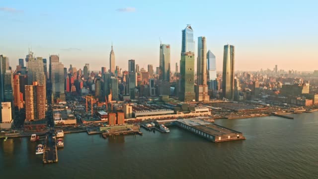 Aerial-drone-footage-of-New-York-skyline