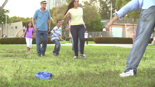 Zeitlupe-Aufnahme-von-Multi-Generationen-Familie-Fußball-spielen