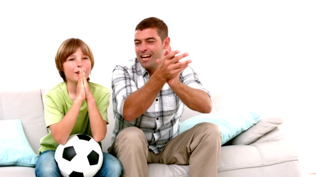 En-cámara-lenta-feliz-Padre-e-hijo-mirando-de-fútbol