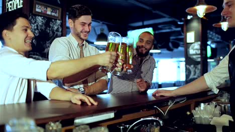 Drei-Freunde-sitzen-in-der-bar,-die-Bier