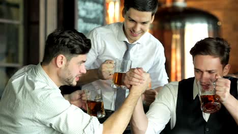 Amigos-divirtiéndose-y-bebiendo-cerveza-y-pasar-tiempo-juntos