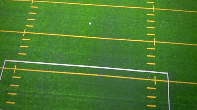 Fliegt-über-einen-Außen-Synthetik-Football-Feld