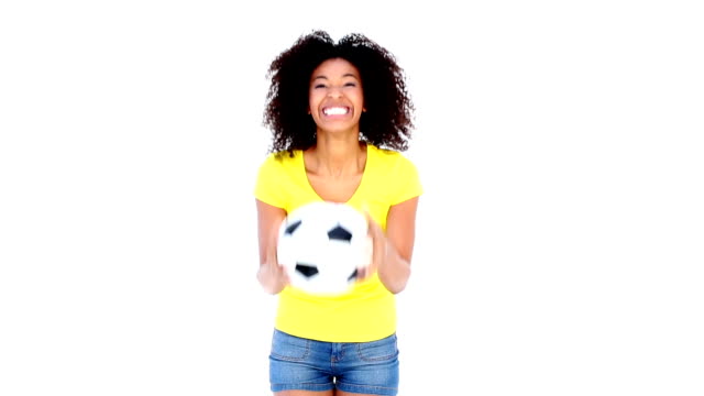 Hübsches-Mädchen-in-gelben-\"-T-Shirts-hält-Fußball