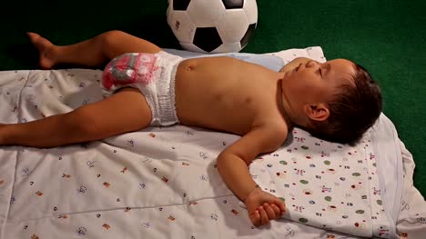 Cansado-niño-durmiendo-con-bola