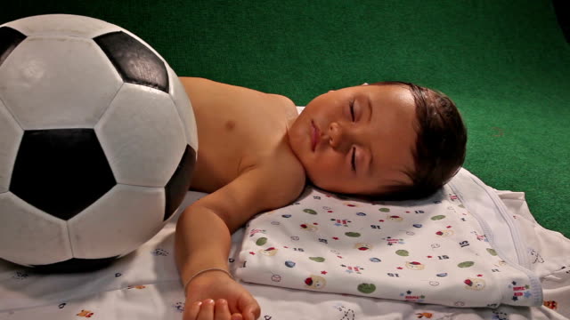 Müde-Kinder-schlafen-mit-ball
