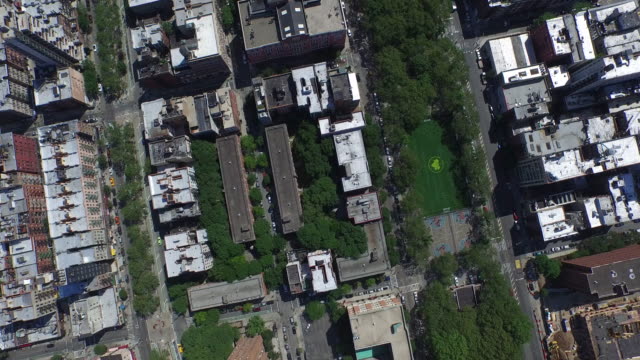 NYC-Antenne-schauen-Schuss-über-die-Bäume-&-Gebäude