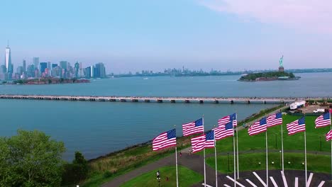 NYC-Antenne-Schuss-des-Governors-Island-über-amerikanische-Flaggen