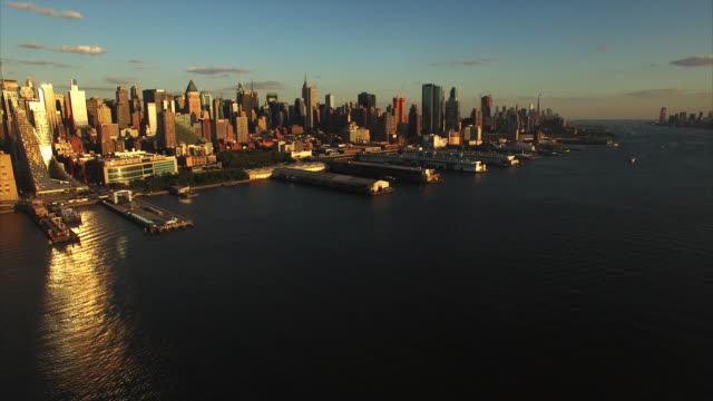 NYC-Antenne-fliegen-rückwärts-Schuss-von-Pier-&-Skyline