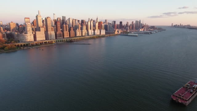 NYC-Antenne-fliegen-rückwärts-Schuss-der-Upper-Westside-mit-Sonnenuntergang-im-Hintergrund