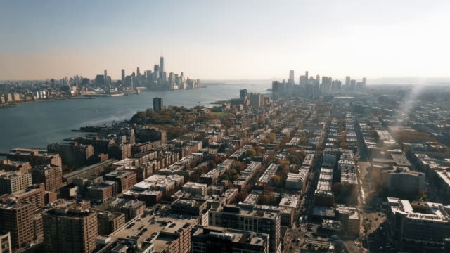 Einzigartige-Luft-Doppelansicht-von-Downtown-Manhattan-und-Downtown-Jersey-City-4K