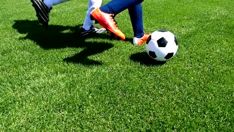 Fußballer-machen-Tricks,-die-Verteidiger,-Slow-Motion-zu-vermeiden