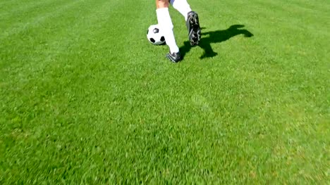 Fußballer-führt-den-Ball-auf-einem-Fußballfeld