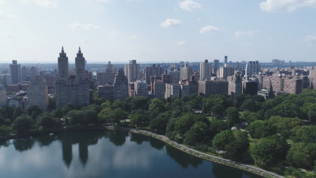 Aerial-view-of-Manhattan-buildings-and-central-park