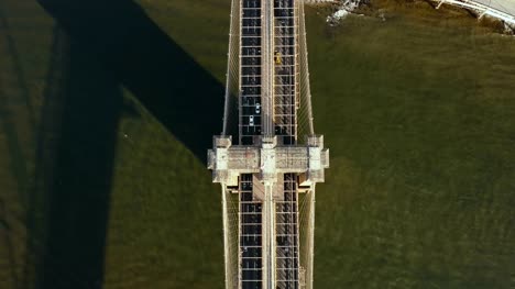 Superior-vista-aérea-del-puente-de-Brooklyn-a-través-del-río-este.-Coche-del-montar-a-caballo-a-Manhattan-en-Nueva-York,-América