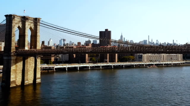 Blick-auf-die-Brooklynbridge-über-den-East-River-in-Manhattan,-New-York.-Drohne-fliegt-über-der-befahrenen-Straße