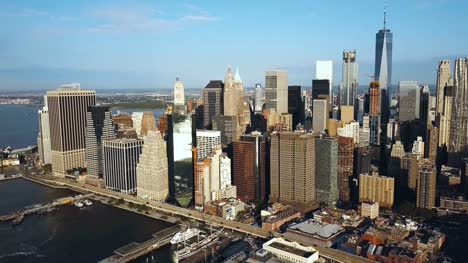 Vista-aérea-de-Manhattan-downtown-en-Nueva-York,-América.-Drone-volando-lejos-de-la-ciudad-con-rascacielos