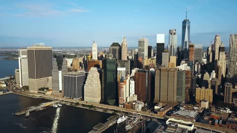 Vista-aérea-de-la-capital-de-América---Nueva-York.-Zángano-de-la-vuelta-del-Manhattan,-el-east-river-y-el-puente-de-Brooklyn
