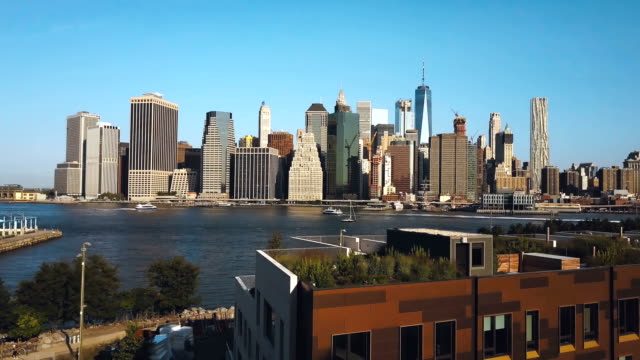 Luftbild-von-der-Hauptstadt-Amerikas.-Drohne-fliegt-von-Brooklyn-nach-Manhattan-über-den-East-river