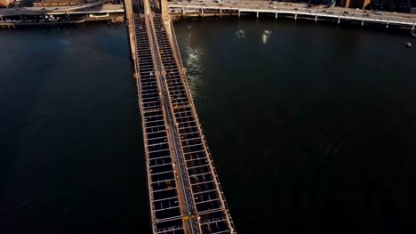 Superior-vista-aérea-del-puente-de-Brooklyn,-famoso-lugar-de-interés-en-Nueva-York,-América.-Vista-del-tráfico-por-carretera-y-río-del-este