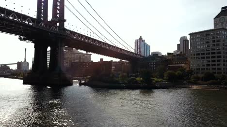 Luftaufnahme-der-Manhattan-Bridge.-Drohne-fliegt-über-den-East-River-in-New-York-in-Amerika,-Blick-auf-Gebäude-von-Brooklyn