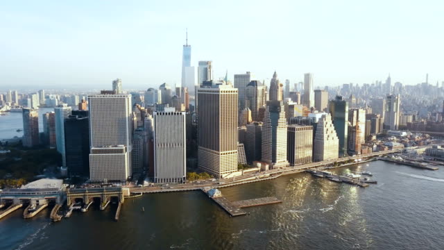 Vista-aérea-de-Nueva-York,-América.-Drone-volando-lejos-del-distrito-de-Manhattan,-centro-de-la-ciudad-en-la-orilla-de-este-río