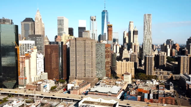 Vista-aérea-de-Manhattan,-el-distrito-financiero-de-rascacielos.-Drone-volando-alrededor-de-las-oficinas-en-Nueva-York,-América