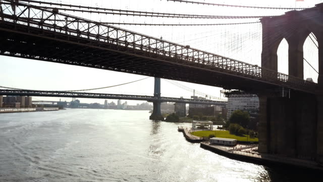 Luftaufnahme-von-New-York,-Amerika.-Hubschrauber-fliegen-unter-der-Brooklynbridge,-die-Manhattan-Bridge-über-den-East-river