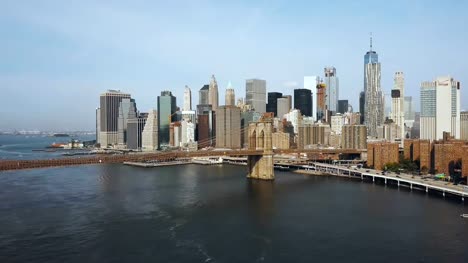Vista-aérea-de-la-ciudad-de-Nueva-York,-América.-Drone-volando-sobre-el-puente-de-Manhattan-y-bajo-puente-de-Brooklyn,-aceleración