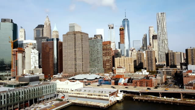 Vista-aérea-de-Nueva-York,-América.-Drone-volando-sobre-el-distrito-de-rascacielos-de-Manhattan-en-la-orilla-de-East-river