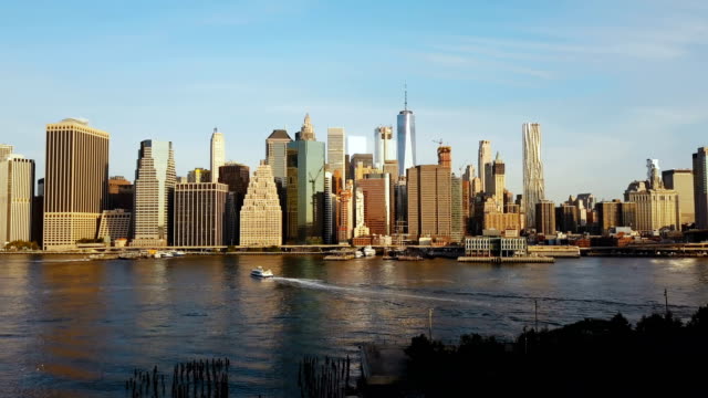 Drone-volando-desde-Brooklyn,-vista-de-Manhattan-en-Nueva-York,-América.-Este-río,-Governors-island,-estatua-de-la-libertad