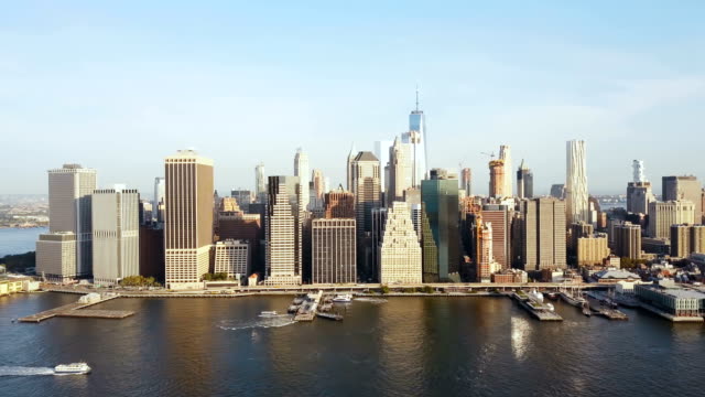 Vista-aérea-del-distrito-de-Manhattan-en-Nueva-York,-América.-Drone-volando-a-lo-largo-de-la-orilla-de-este-río,-vista-centro