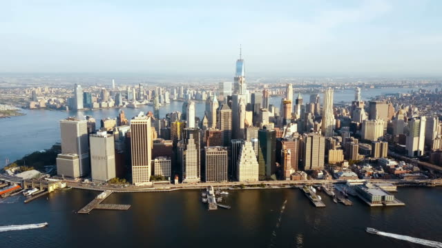 Vista-aérea-de-la-capital-de-Estados-Unidos,-Nueva-York.-Drone-volando-sobre-el-Manhattan-en-la-orilla-del-East-river