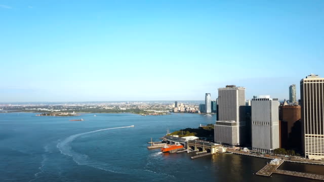 Vista-aérea-de-la-estatua-de-la-libertad-en-la-distancia,-Manhattan,-East-river-de-Manhattan-en-Nueva-York,-América