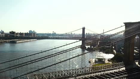 Vista-aérea-de-Nueva-York,-América.-Drone-volando-sobre-el-puente-de-Brooklyn-hasta-el-puente-de-Manhattan-a-través-del-río-del-este