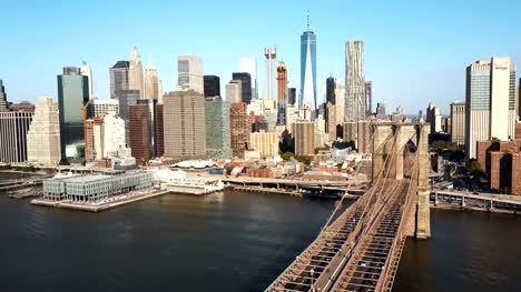 Vista-aérea-del-puente-de-Brooklyn-a-Manhattan-en-Nueva-York,-América-a-través-del-río-del-este-en-día-soleado