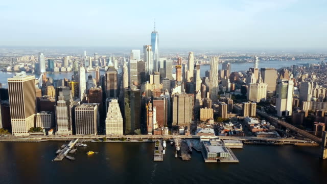 Luftaufnahme-der-schönen-Landschaft-von-New-York,-Amerika.-Drohne-fliegen-weg-von-Manhattan-Bezirk-am-Ufer