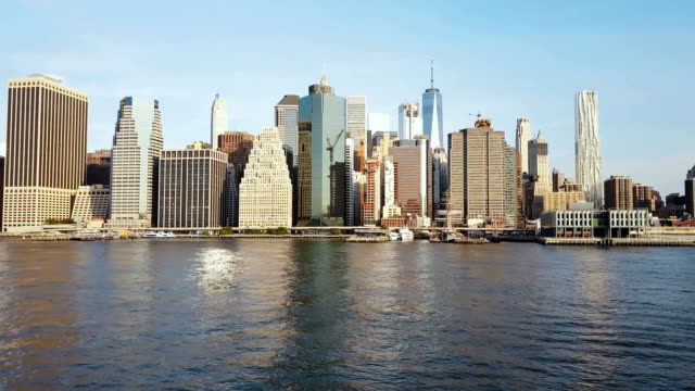 Vista-aérea-de-la-famosa-ciudad-de-Nueva-York,-Estados-Unidos,-Distrito-de-negocios-de-Manhattan.-Drone-volando-bajo-sobre-el-East-river-y-el-muelle