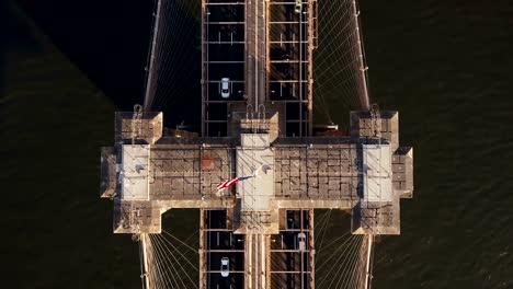 Vista-aérea-superior-del-puente-de-Brooklyn-en-Nueva-York,-América.-Drone-volando-sobre-el-East-river-y-el-tráfico-por-carretera