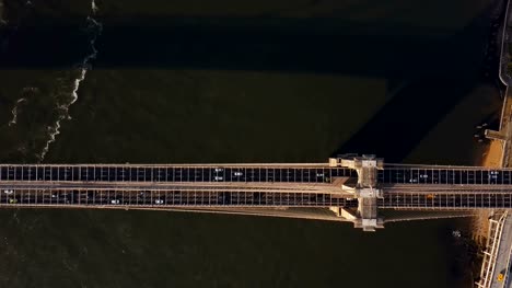 Vista-aérea-del-puente-de-Brooklyn-a-través-del-río-del-este-de-la-Manhattan-a-Brooklyn-en-Nueva-York,-América