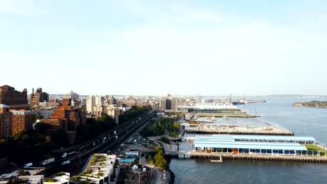 Vista-aérea-del-barrio-de-Brooklyn-en-Nueva-York,-América.-Drone-volando-a-lo-largo-de-la-orilla-del-East-river