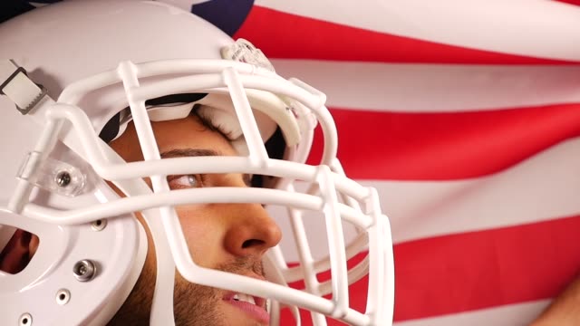 Spieler-des-American-Football-mit-USA-Flagge