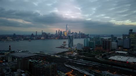 Única-aérea-vista-de-Downtown-Manhattan-y-centro-de-la-ciudad-de-Jersey-City-en-4K-de-noche