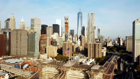 Vista-aérea-de-Nueva-York,-Distrito-de-Manhattan-con-rascacielos.-Dronw-volando-sobre-el-puente-de-Brooklyn,-cerca-de-East-river