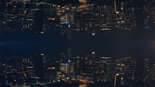 Abstrakte-Cityscape-Night-Hintergrund-der-Skyline-Gebäude-Spiegel-Antenne