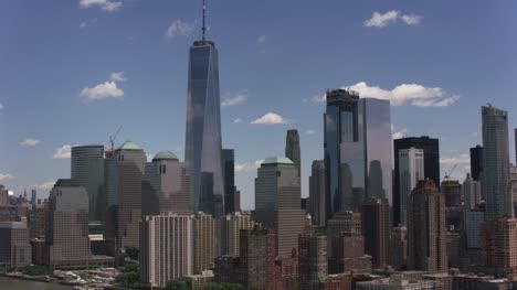 Toma-aérea-de-rascacielos-de-Manhattan-más-baja-en-Nueva-York.